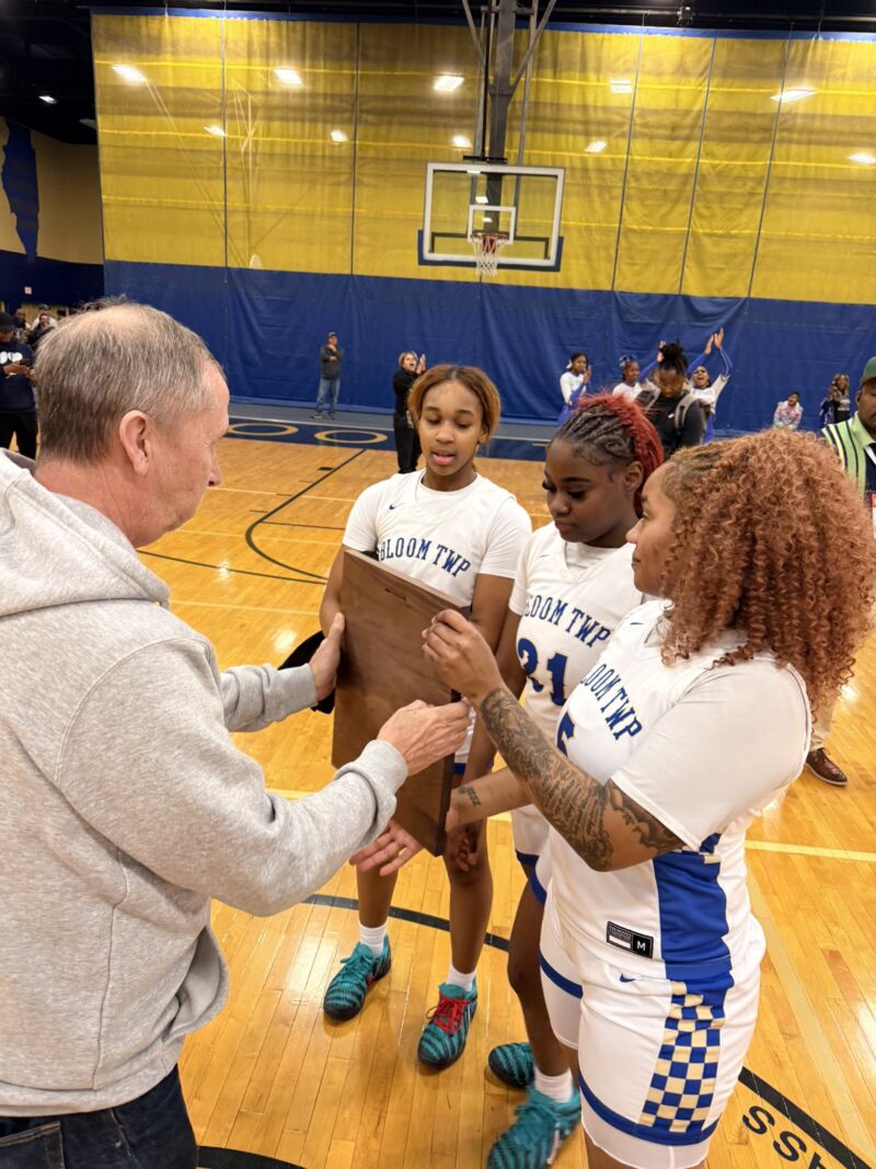 Image for the Tweet beginning: Regional Champs. Congrats ladies. @DrJLAnderson