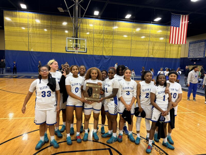 Image for the Tweet beginning: Regional Champs. Congrats ladies. @DrJLAnderson