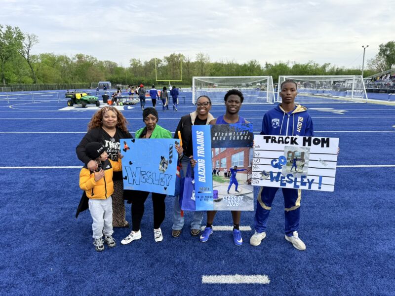 Image for the Tweet beginning: Track and Field Senior Night